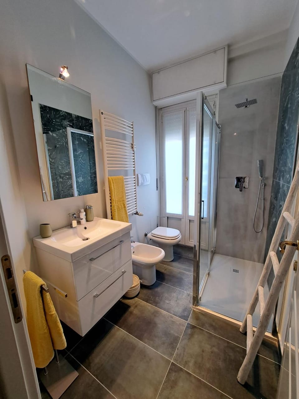 Shower, Toilet, Bathroom, bidet, towels