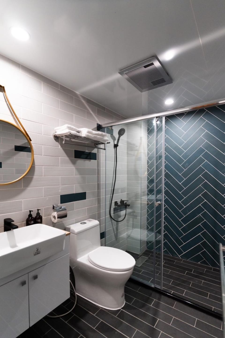 Shower, Toilet, Bathroom, towels