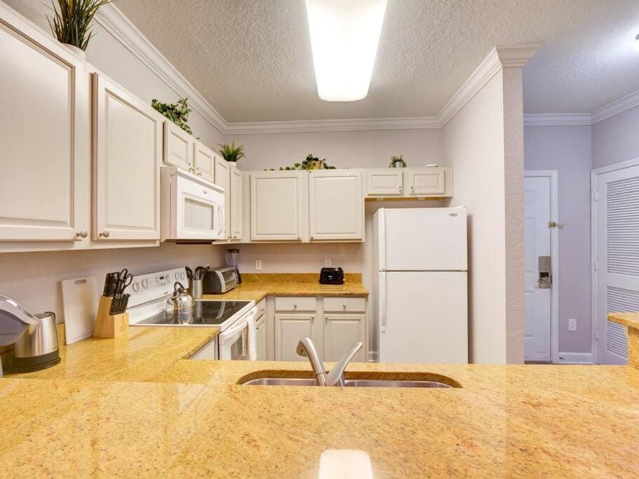 Luxury Tuscana condo - Pool & Hot Tub near Disney Apartment in Four Corners