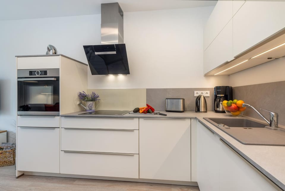 Coffee/tea facilities, Kitchen or kitchenette, stove, toaster