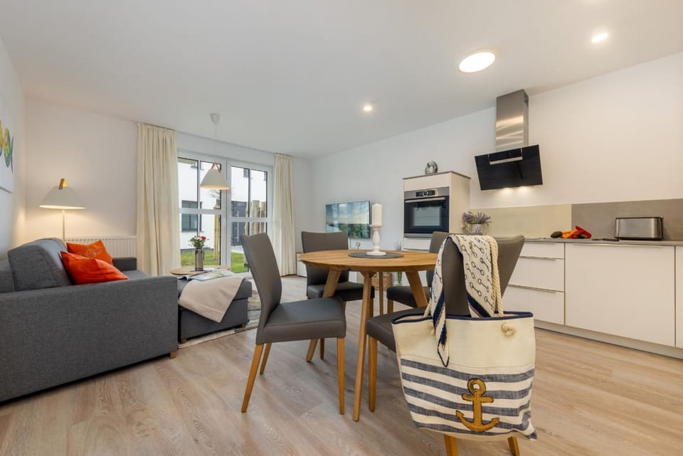 TV and multimedia, Kitchen or kitchenette, Living room, Seating area, Dining area