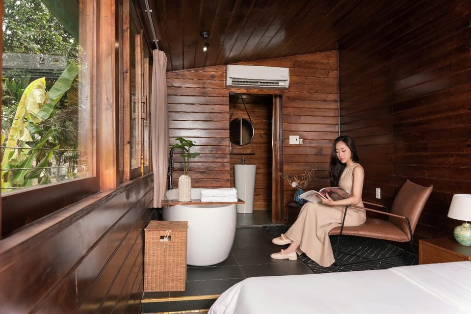 Bed, People, Living room, Photo of the whole room, Seating area, Bedroom, group of guests, air conditioner