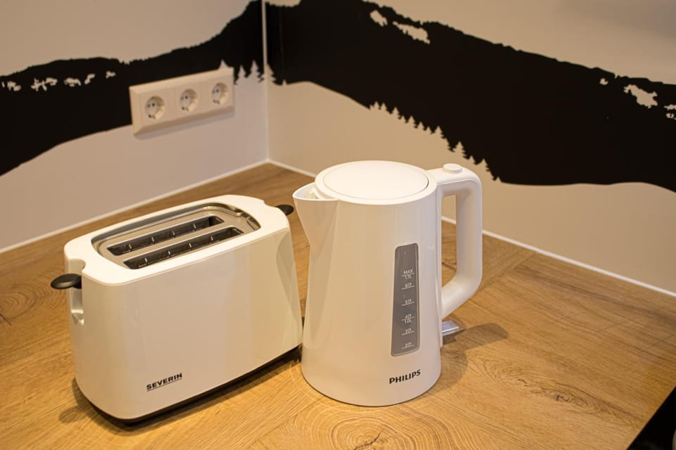 Kitchen or kitchenette, Breakfast, toaster