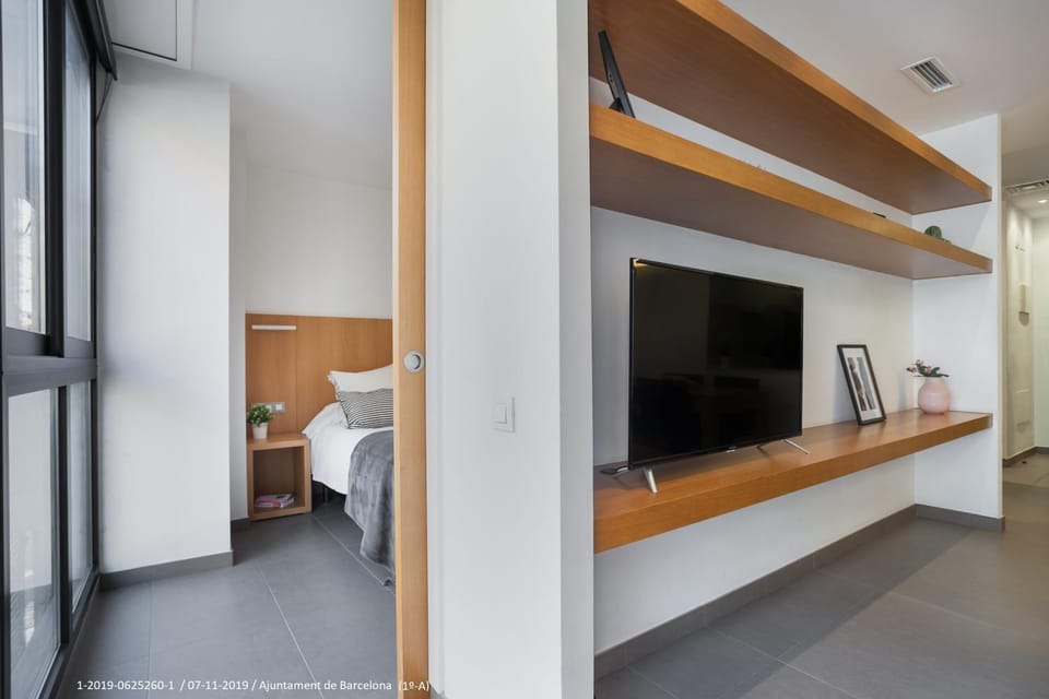 Bed, TV and multimedia, Photo of the whole room, Bedroom