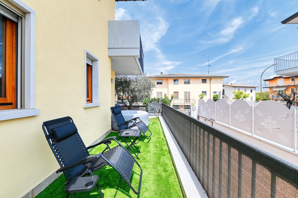 Property building, Patio, Day, Garden, Hot Tub, View (from property/room), Balcony/Terrace, Spa and wellness centre/facilities, Open Air Bath, sunbed