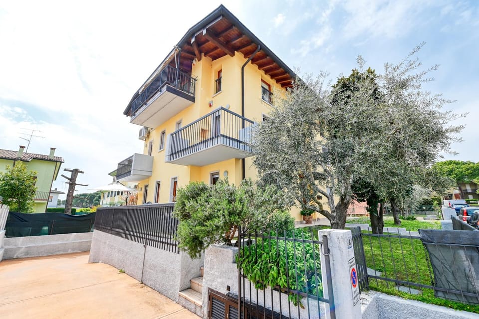 Property building, Spring, Day, Neighbourhood, Garden, Garden view, Street view, Parking