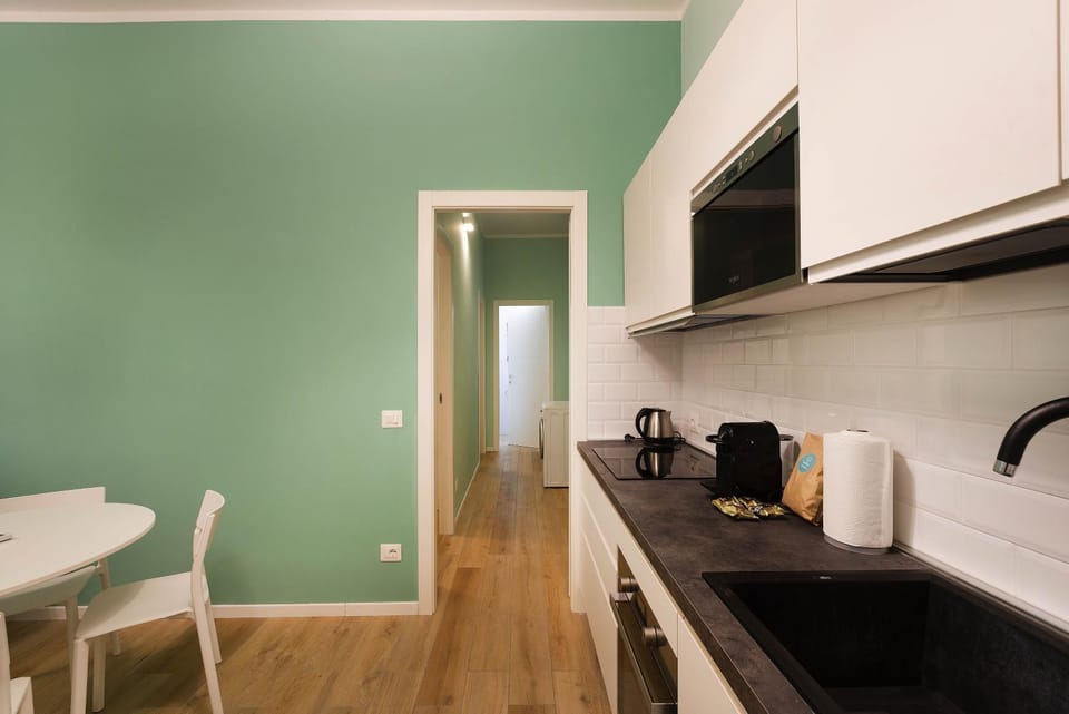 Coffee/tea facilities, Kitchen or kitchenette, Dining area, stove
