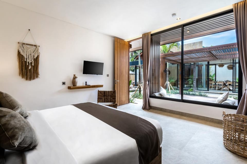 Bed, TV and multimedia, View (from property/room), Bedroom, air conditioner