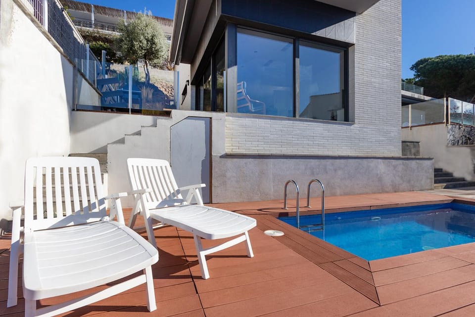 View (from property/room), Balcony/Terrace, Pool view, Swimming pool, sunbed