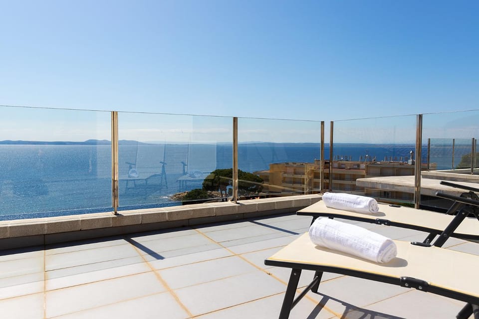 View (from property/room), Balcony/Terrace, Sea view, sunbed, towels