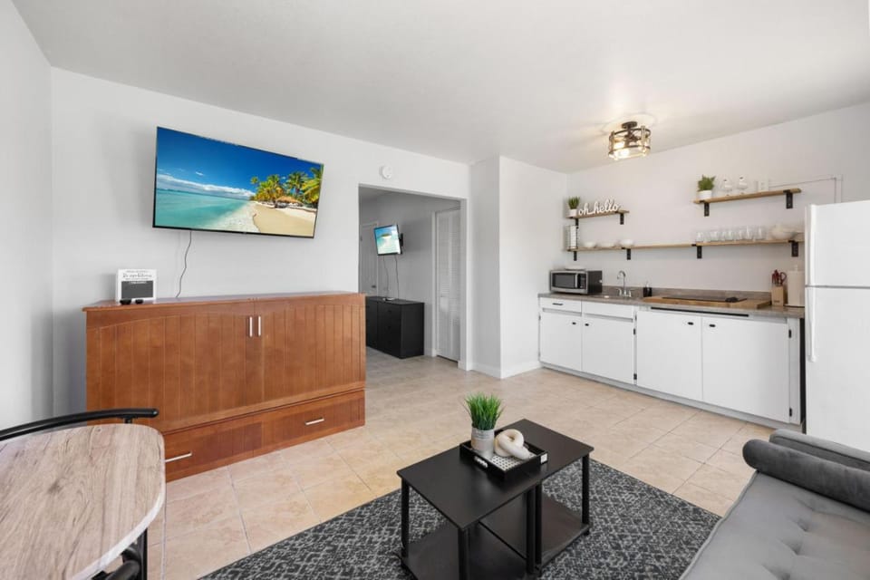Kitchen or kitchenette, Living room, Seating area
