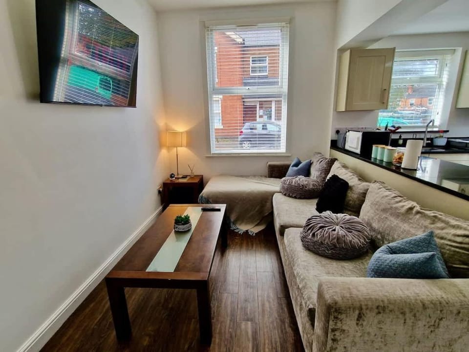 Incredible Private Rooms All with Private Bathrooms in a Fully Serviced House next to City Centre with Free Parking Vacation rental in Coventry