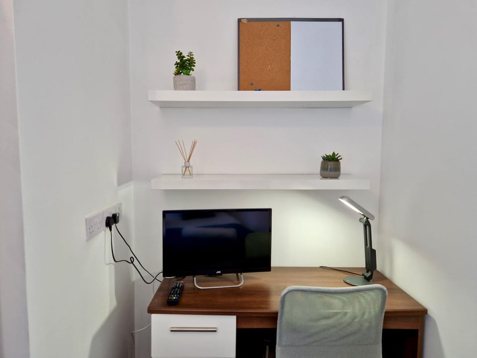 Incredible Private Rooms All with Private Bathrooms in a Fully Serviced House next to City Centre with Free Parking Vacation rental in Coventry