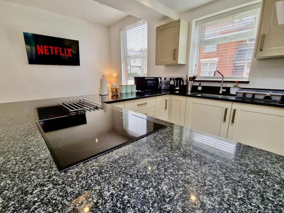 Incredible Private Rooms All with Private Bathrooms in a Fully Serviced House next to City Centre with Free Parking Vacation rental in Coventry