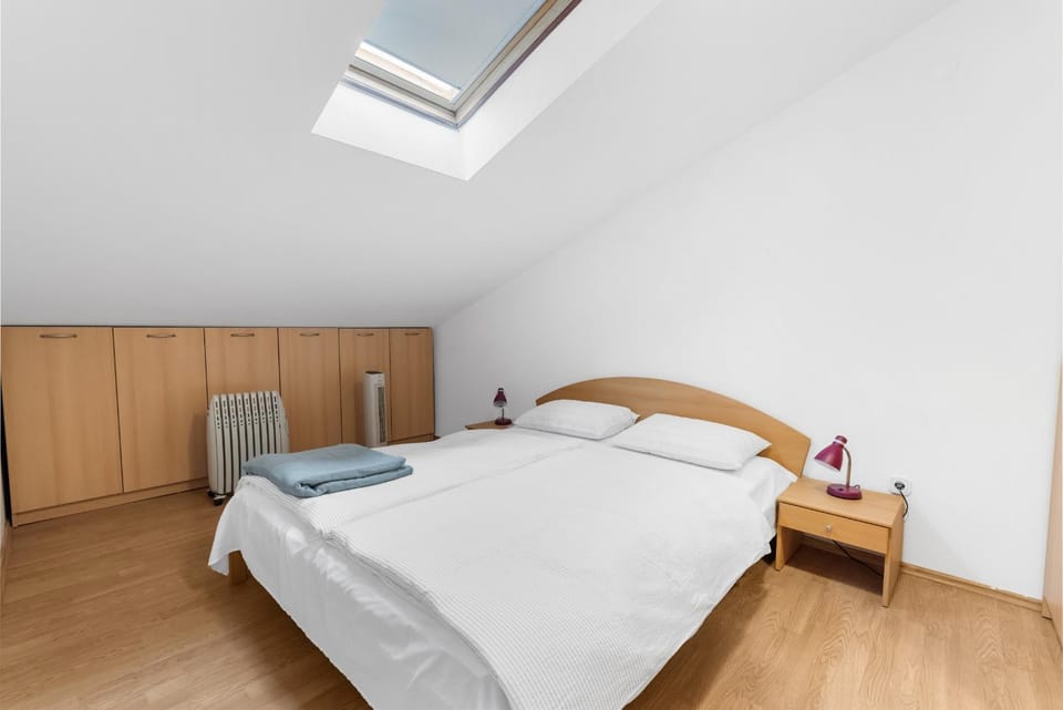 Bedroom, towels