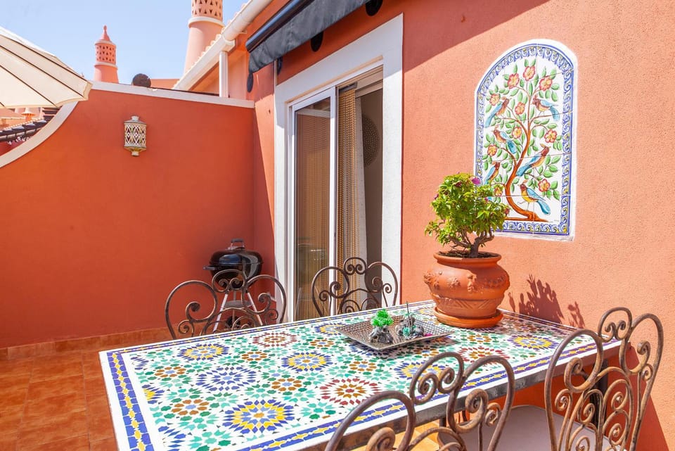 View (from property/room), Balcony/Terrace, Dining area