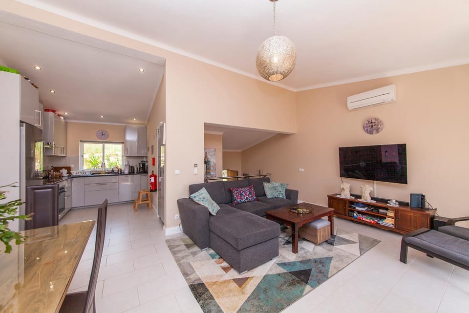 TV and multimedia, Kitchen or kitchenette, Living room, Seating area, Dining area