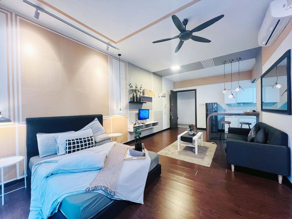 Bed, Kitchen or kitchenette, Living room, Photo of the whole room, Seating area, Bedroom, fireplace
