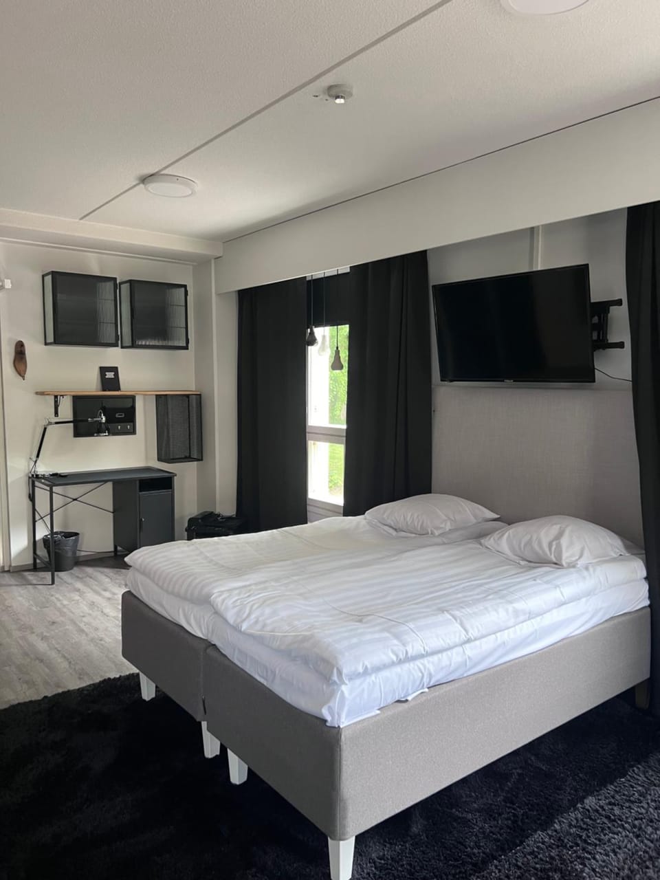 Bed, TV and multimedia, Photo of the whole room, Bedroom