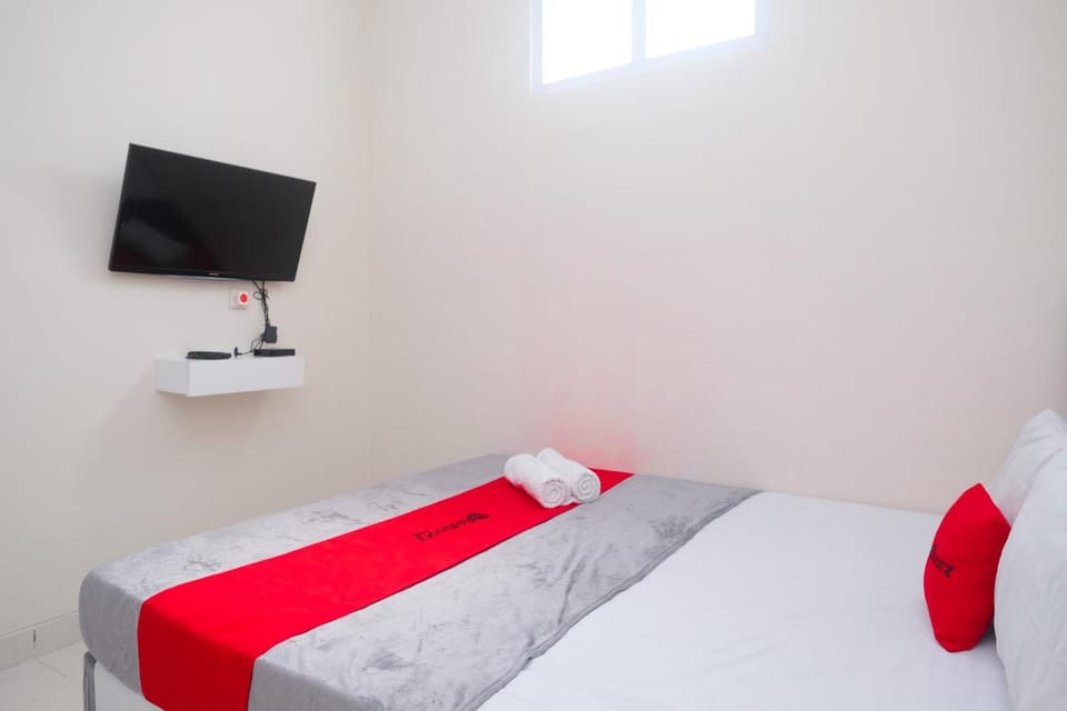 Bed, TV and multimedia, Bedroom
