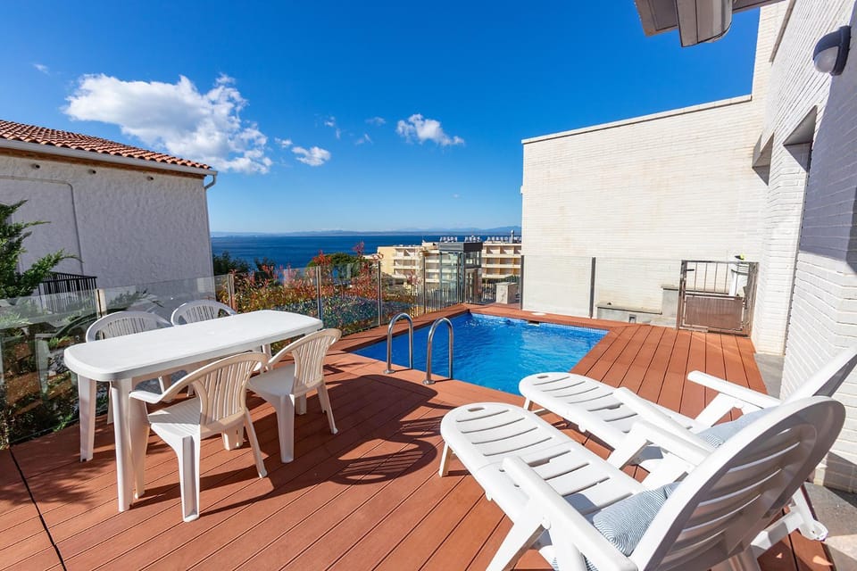 View (from property/room), Balcony/Terrace, Pool view, Sea view, Swimming pool, sunbed
