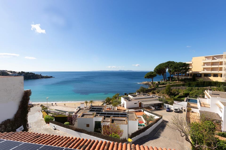 Property building, Neighbourhood, Sea view, Location