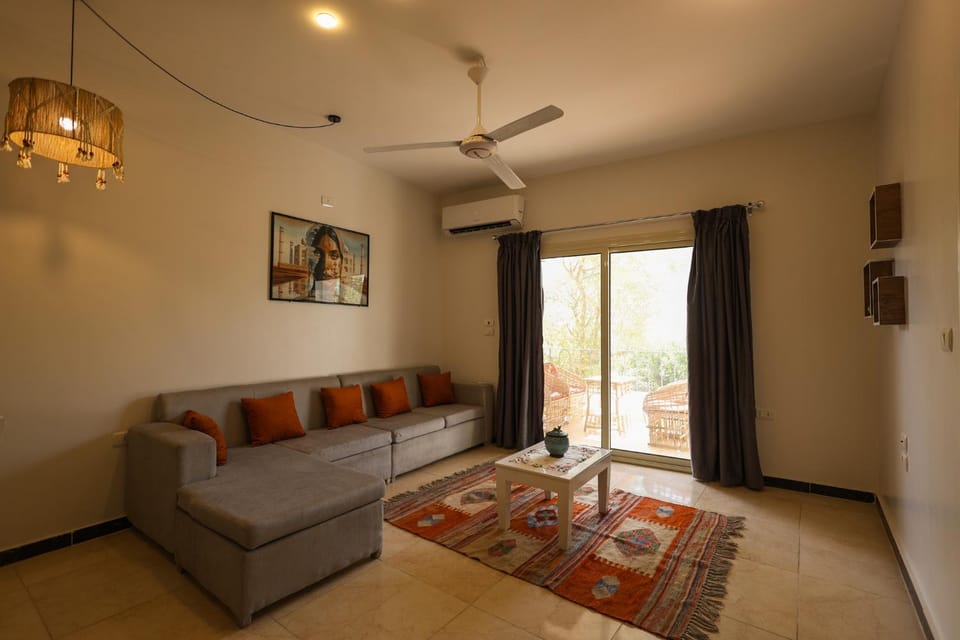 Bed, Living room, Photo of the whole room, Seating area, Bedroom, fireplace