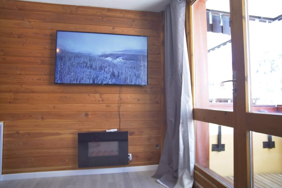 Communal lounge/ TV room, TV and multimedia, flat iron