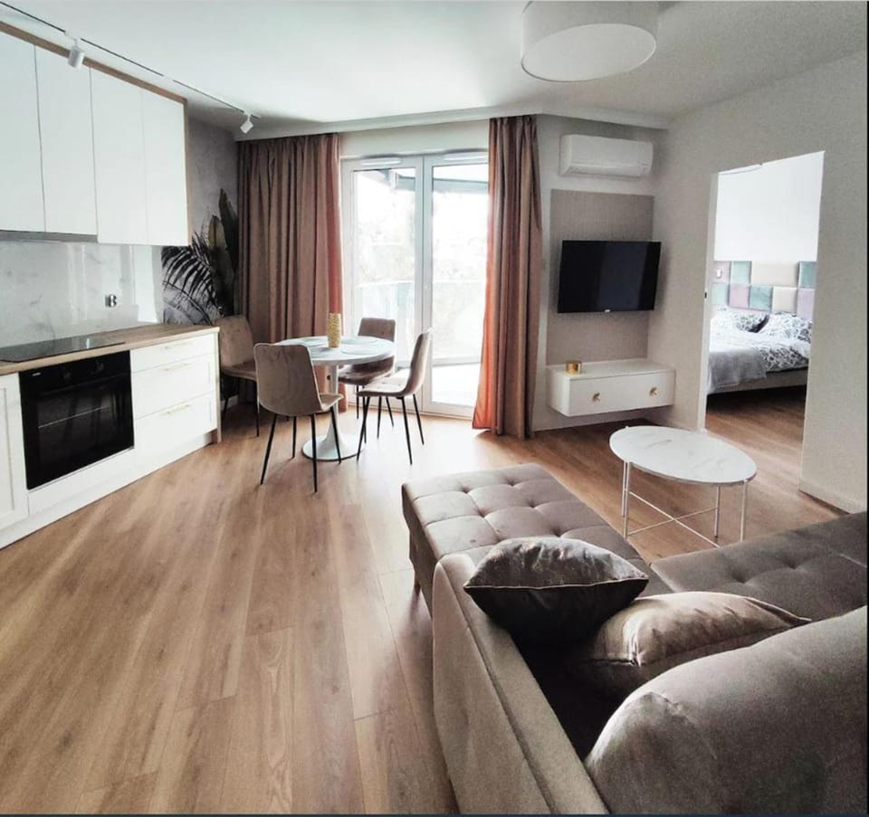 Bed, TV and multimedia, Living room, Photo of the whole room, Seating area, Dining area, Evening entertainment