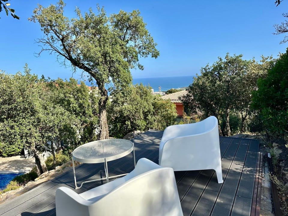 Communal lounge/ TV room, Natural landscape, Seating area, Sea view