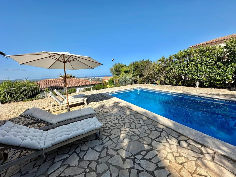 Pool view, Swimming pool, sunbed