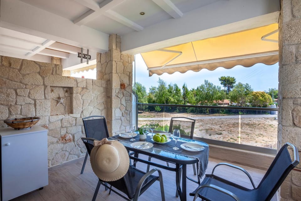 Patio, Day, Natural landscape, Balcony/Terrace, Seating area, Dining area