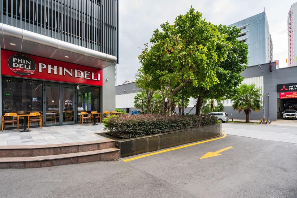 Property building, Day, Logo/Certificate/Sign, City view, Street view, Location, Parking