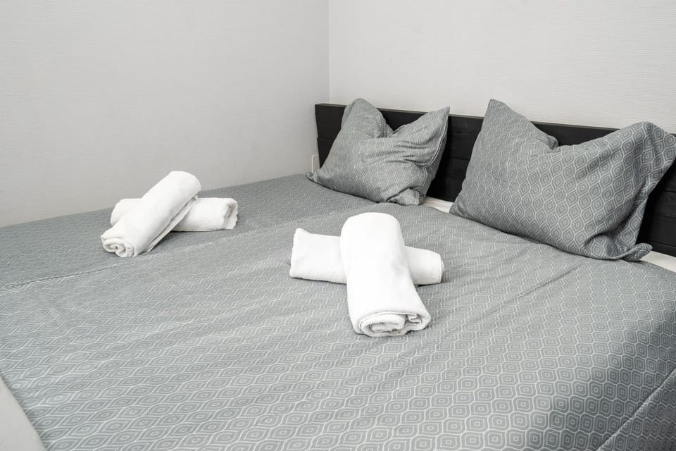 Bed, Bedroom, towels