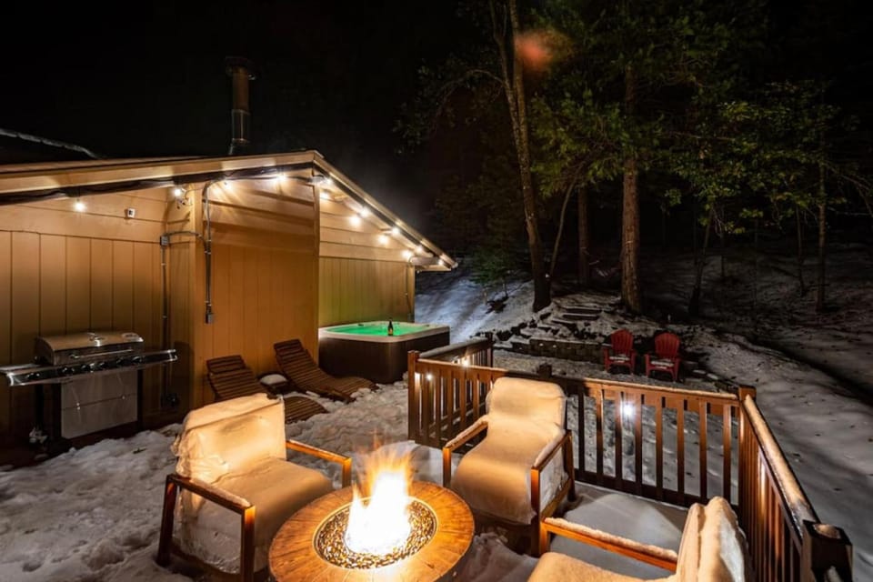 Red Rock Falls Cabin, 8 miles from Yosemite South Gate, with trailhead, Game Room and HotTub Cabin in Sierra Nevada