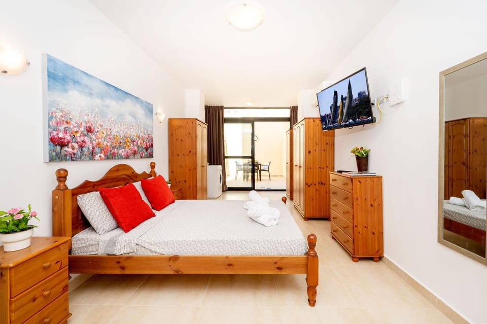 Bed, TV and multimedia, Bedroom