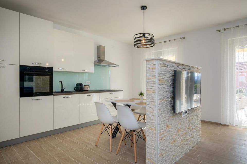 Kitchen or kitchenette, Dining area, pet friendly, stove
