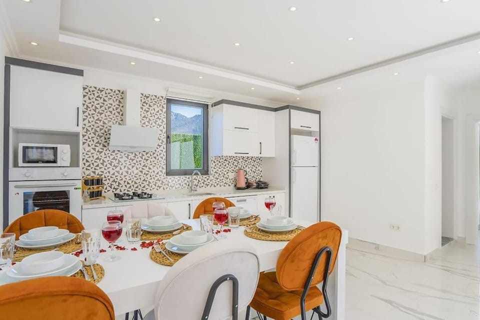 Kitchen or kitchenette, Living room, Food and drinks, Seating area, Dining area