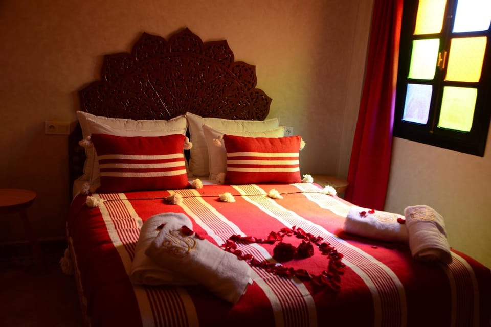Bed, towels