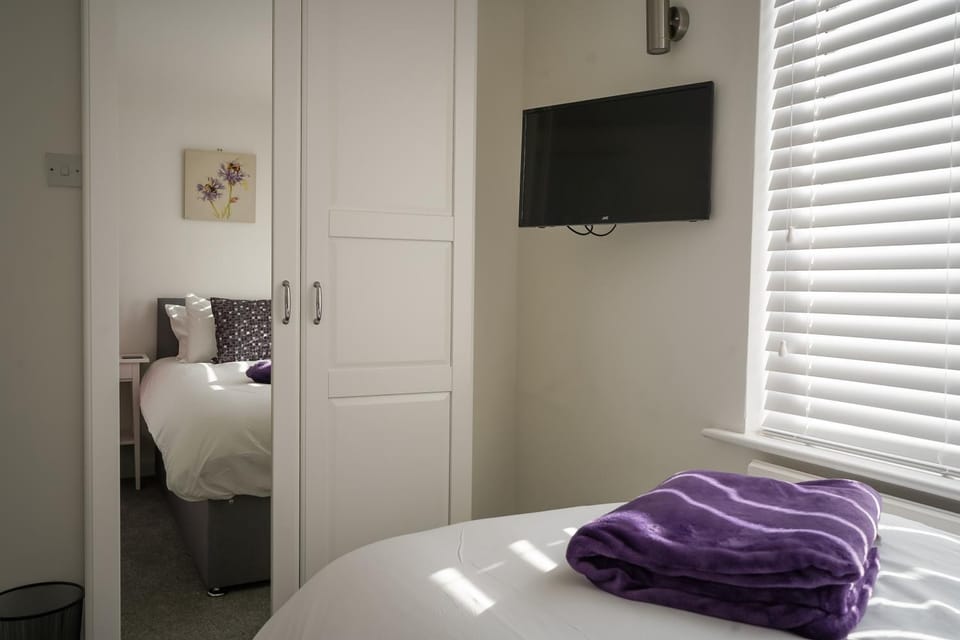 Bed, TV and multimedia, Bedroom