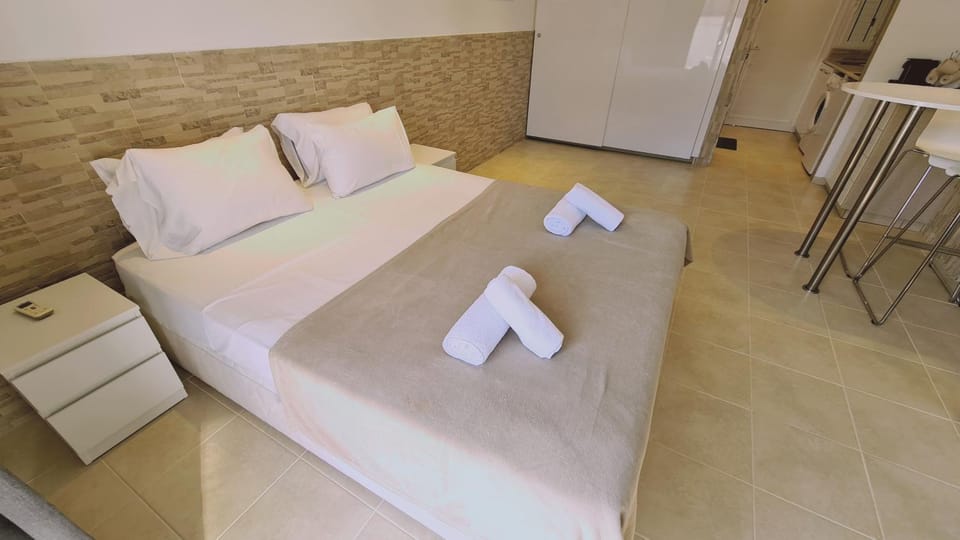 Bed, Bedroom, towels