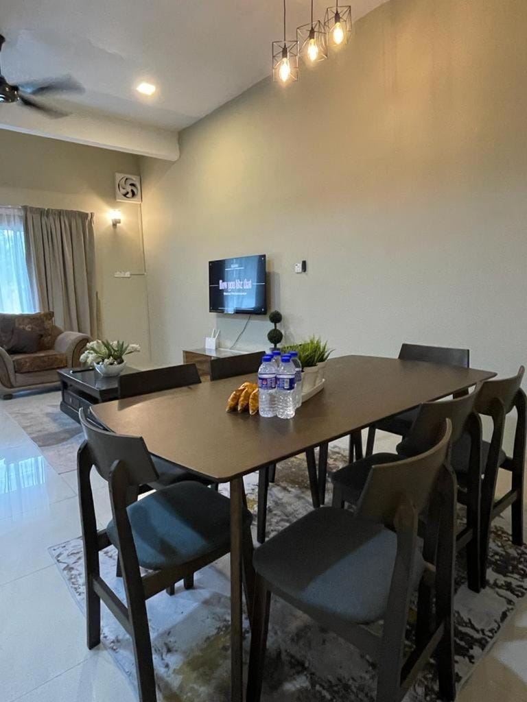 Four Rooms Homstay 'A' With Wifi And Smart TV in Wakaf Tapai House in Terengganu, Malaysia
