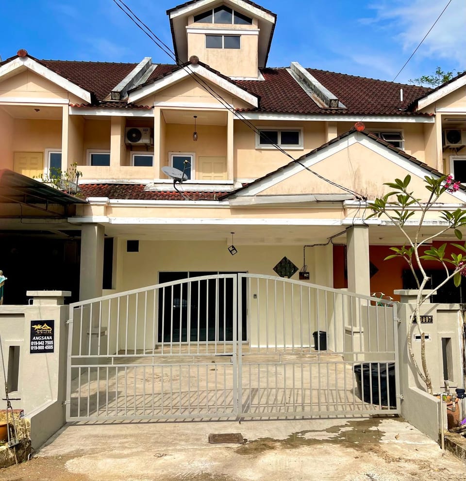 Four Rooms Homstay 'A' With Wifi And Smart TV in Wakaf Tapai House in Terengganu, Malaysia