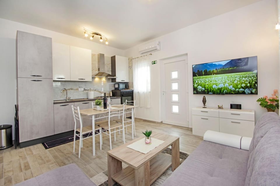 Living room, Seating area, Dining area, oven, stove