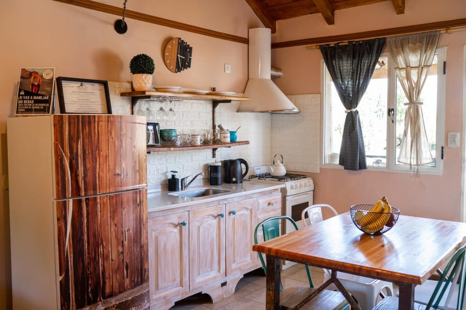 Coffee/tea facilities, Kitchen or kitchenette, Dining area, oven, toaster