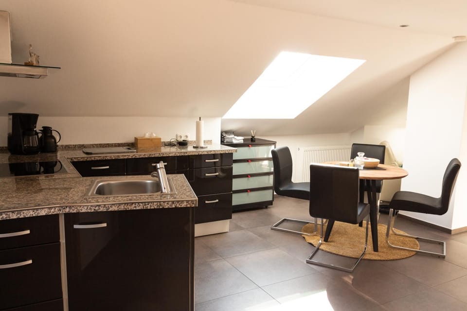 Coffee/tea facilities, Kitchen or kitchenette, Seating area, Dining area, minibar, pet friendly, stove, toaster