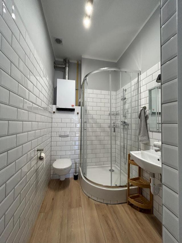 Shower, Toilet, Bathroom, towels