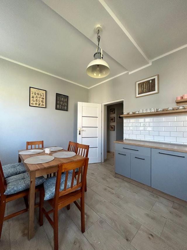 Kitchen or kitchenette, Dining area, stove