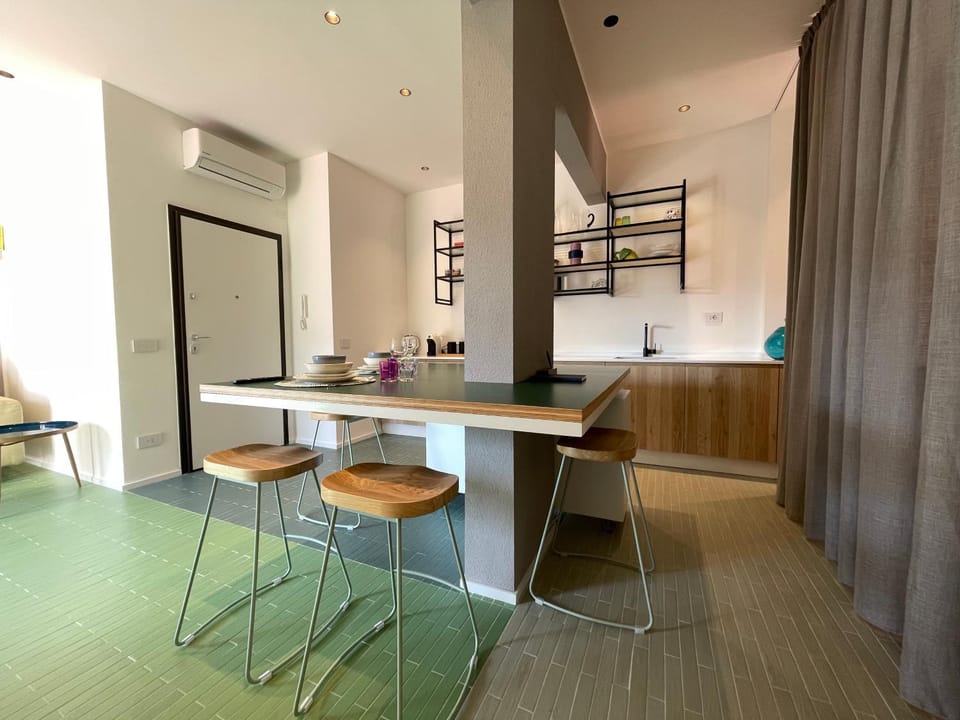 Kitchen or kitchenette, Living room, Seating area, Dining area