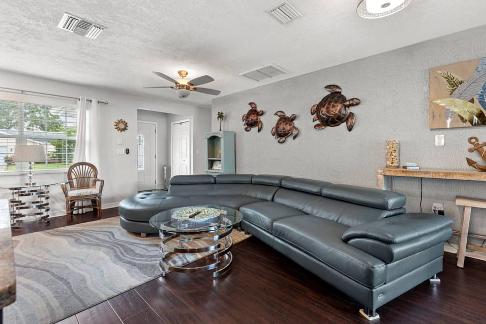 Poolside Paradise House in Pinellas Park